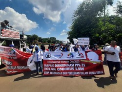 Buruh Perempuan Demo di Monas Tolak Omnibus Law RUU Cipta Kerja
