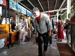 Cegah Virus Corona, Penyeberangan Sanur Disemprot Disinfektan