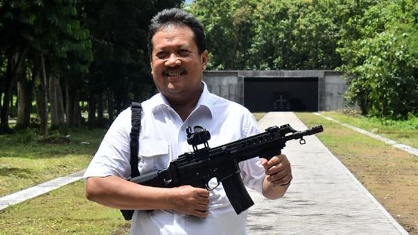 Wamenhan Tinjau Pabrik Munisi Pindad di Malang