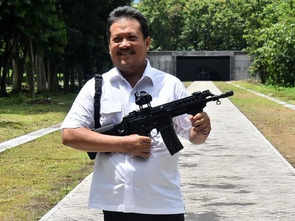 Wamenhan Tinjau Pabrik Munisi Pindad di Malang