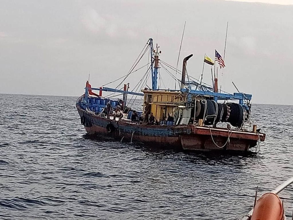 Kapal Angkut Timah Ilegal Terciduk Petugas di Perairan Natuna Kapal Angkut Timah Ilegal Terciduk Petugas di Perairan Natuna