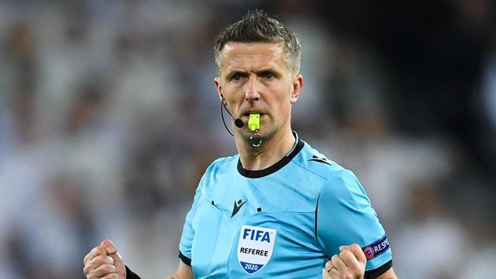 MADRID, SPAIN - FEBRUARY 26: Referee Daniele Orsato looks on during the UEFA Champions League round of 16 first leg match between Real Madrid and Manchester City at Bernabeu on February 26, 2020 in Madrid, Spain. (Photo by David Ramos/Getty Images)