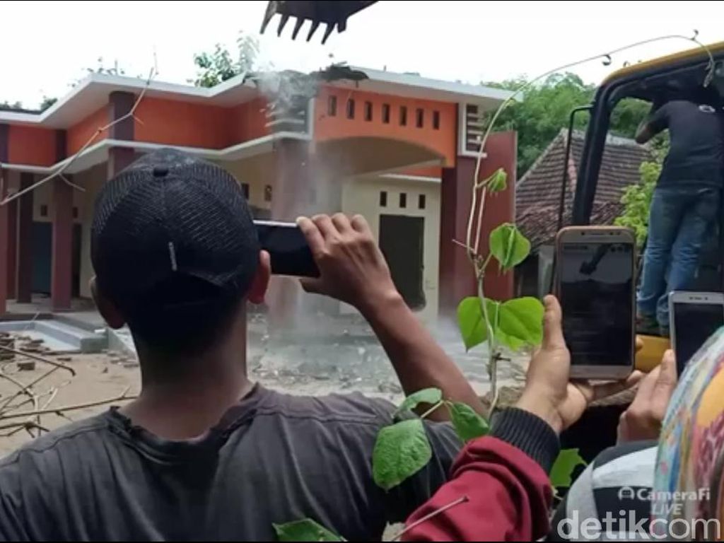 Kades di Ponorogo Sempat Mediasi Suami yang Robohkan Rumah Gegara Istri Selingkuh Kades di Ponorogo Sempat Mediasi Suami yang Robohkan Rumah Gegara Istri Selingkuh