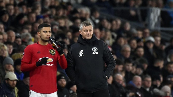 Manchester Uniteds manager Ole Gunnar Solskjaer, right, gives instructions to Manchester Uniteds Andreas Pereira during the FA Cup fifth round soccer match between Derby County and Manchester United at Pride Park in Derby, England, Thursday, March 5, 2020. (AP Photo/Rui Vieira)