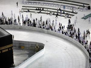Potret Kabah yang Kembali Dikelilingi Jemaah Tawaf Potret Kabah yang Kembali Dikelilingi Jemaah Tawaf
