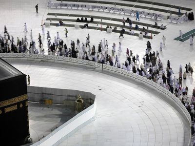 Potret Kabah yang Kembali Dikelilingi Jemaah Tawaf
