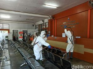 Antisipasi Virus Corona, Kantor Pemkot Cimahi Disemprot Disinfektan