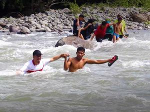 Tak Ada Jembatan, Warga Maros Menantang Bahaya Seberangi Sungai