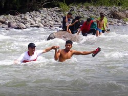 Tak Ada Jembatan, Warga Maros Menantang Bahaya Seberangi Sungai