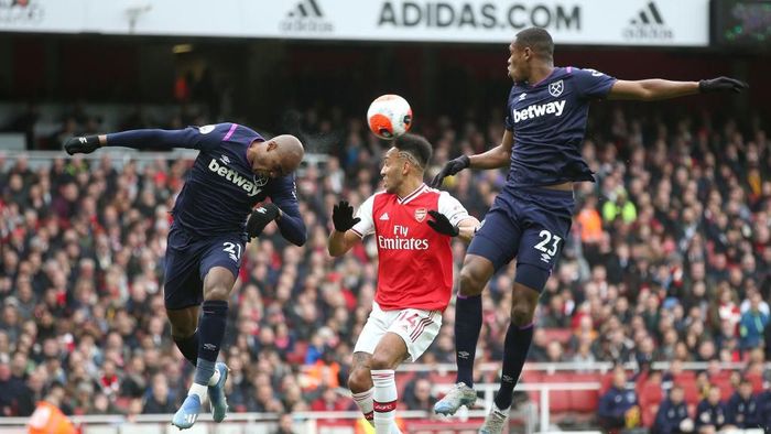 Arsenal vs West Ham United LONDON, ENGLAND - MARCH 07: Angelo Ogbonna of West Ham United wins a header over Pierre-Emerick Aubameyang of Arsenal during the Premier League match between Arsenal FC and West Ham United at Emirates Stadium on March 07, 2020 in London, United Kingdom. (Photo by Alex Morton/Getty Images)