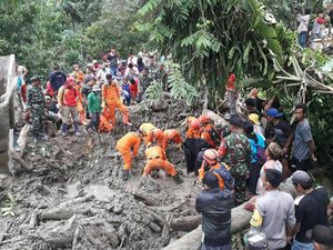 Korban Banjir Bandang Poso Ditemukan Tewas Tertimbun Setelah 5 Hari Dicari Korban Banjir Bandang Poso Ditemukan Tewas Tertimbun Setelah 5 Hari Dicari