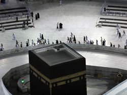 Cegah Virus corona, Kakbah Dipagari dan Jemaah Tak Bisa Cium Hajar Aswad