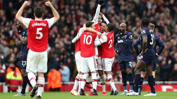 LONDON, ENGLAND - MARCH 07: Alexandre Lacazette of Arsenal celebrates with teammates after scoring his teams first goal which was given by VAR during the Premier League match between Arsenal FC and West Ham United at Emirates Stadium on March 07, 2020 in London, United Kingdom. (Photo by Alex Morton/Getty Images)