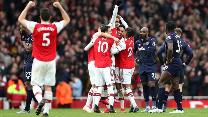 LONDON, ENGLAND - MARCH 07: Alexandre Lacazette of Arsenal celebrates with teammates after scoring his teams first goal which was given by VAR during the Premier League match between Arsenal FC and West Ham United at Emirates Stadium on March 07, 2020 in London, United Kingdom. (Photo by Alex Morton/Getty Images)