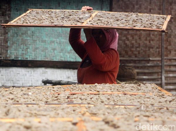 Produksi Kerupuk Tradisional Masih Bertahan, Ini Buktinya