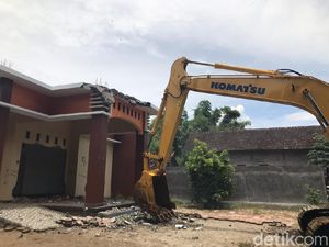 Rumah Ini Dirobohkan Gara-gara Istri Selingkuh Saat Suami Merantau Rumah Ini Dirobohkan Gara-gara Istri Selingkuh Saat Suami Merantau