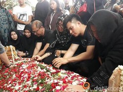 Baim Wong Antar Sang Ibu ke Peristirahatan Terakhir di Purwakarta