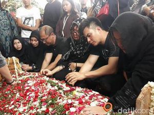 Duka Baim Wong Ditinggal Ibunda untuk Selamanya Duka Baim Wong Ditinggal Ibunda untuk Selamanya