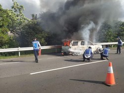 Mobil Terbakar di Tol Jagorawi Km 31, Lalin Arah Bogor Macet