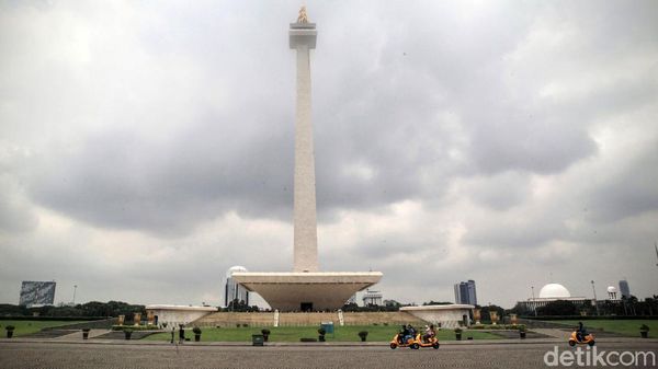 Berkeliling Monas dengan Sepeda Listrik