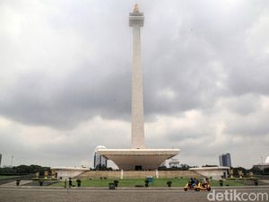 Berkeliling Monas dengan Sepeda Listrik Berkeliling Monas dengan Sepeda Listrik
