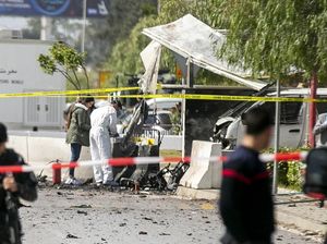 Polisi Tunisia Olah TKP Bom Bunuh Diri di Depan Kedubes AS Polisi Tunisia Olah TKP Bom Bunuh Diri di Depan Kedubes AS