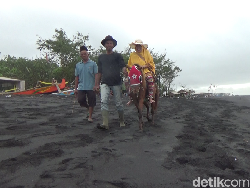 Wisata Berkuda di Pinggir Pantai Watu Pecak, Asyiknya!