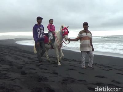 Cuma di Lumajang, Naik Kuda Seperti Koboi Tapi di Pantai