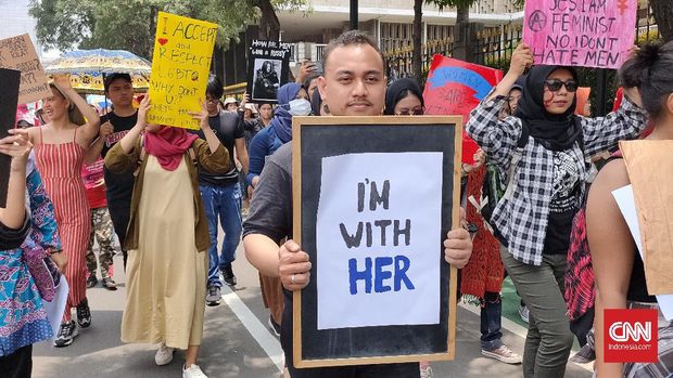 Salah satu peserta pria di Hari Perempuan Internasional.