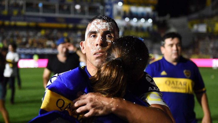BUENOS AIRES, ARGENTINA - MARCH 07: Carlos Tevez of Boca Juniors celebrates with his daughter Florencia after winning Superliga 2019/20 after a match between Boca Juniors and Gimnasia as part of Superliga 2019/20 at Estadio Alberto J. Armando on March 7, 2020 in Buenos Aires, Argentina. (Photo by Rodrigo Valle/Getty Images)