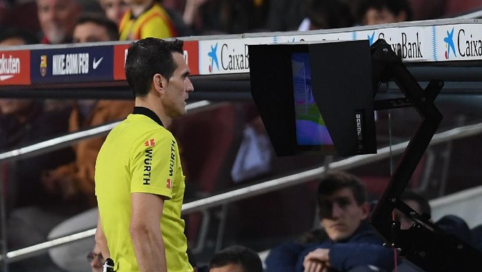 BARCELONA, SPAIN - MARCH 07: The referee checks for  a penalty to Barcelona using VAR  during the La Liga match between FC Barcelona and Real Sociedad at Camp Nou on March 07, 2020 in Barcelona, Spain. (Photo by Alex Caparros/Getty Images)