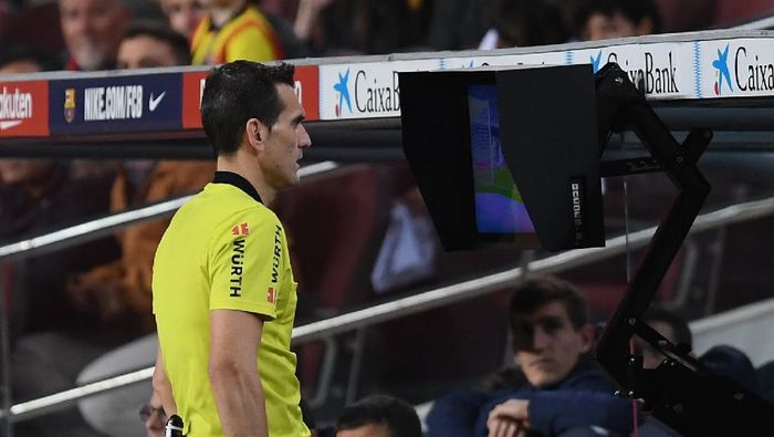 juan martinez wasit barcelona vs real sociedad liga spanyol laliga BARCELONA, SPAIN - MARCH 07: The referee checks for a penalty to Barcelona using VAR during the La Liga match between FC Barcelona and Real Sociedad at Camp Nou on March 07, 2020 in Barcelona, Spain. (Photo by Alex Caparros/Getty Images)