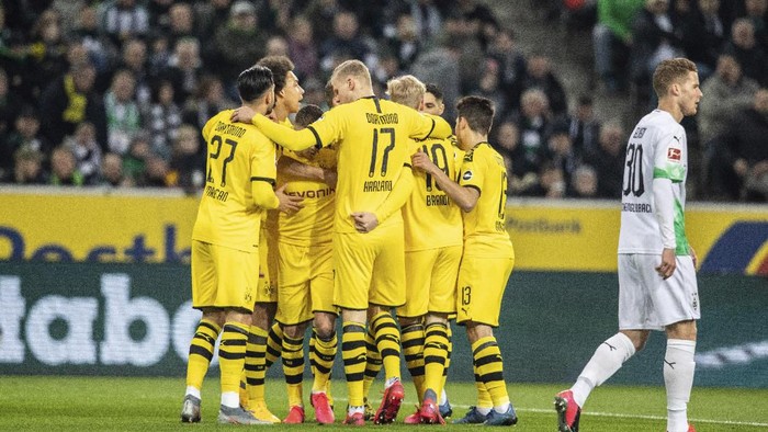 Dortmund players celebrate scoring during the Bundesliga soccer match between Borussia Monchengladbach and Borussia Dortmund, at Borussia Park, Monchengladbach, Germany, Saturday March 7, 2020. (Bernd Thissen/dpa via AP)