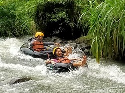 Celebrity on Vacation: Main Air di Cikadongdong River Tubing