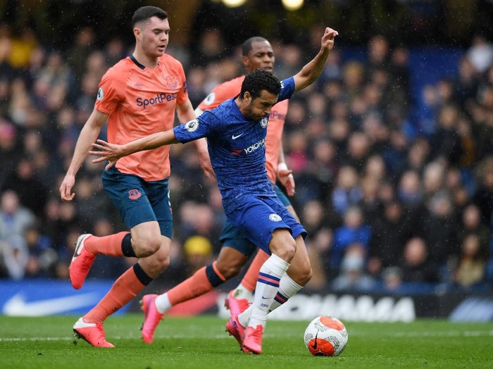 LONDON, ENGLAND - MARCH 08: Pedro of Chelsea scores his teams second goal during the Premier League match between Chelsea FC and Everton FC at Stamford Bridge on March 08, 2020 in London, United Kingdom. (Photo by Shaun Botterill/Getty Images)