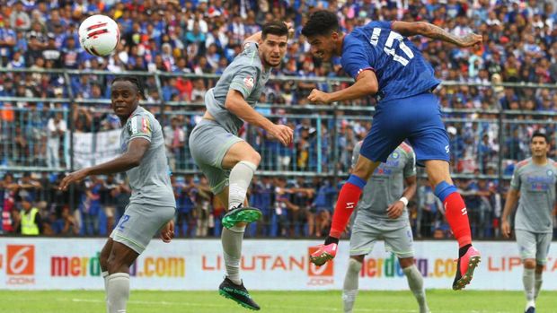 Pesepakbola Arema FC, Mathias Malvino Gomez (kanan) berusaha melewati hadangan dua pesepakbola Persib Bandung, Nick Anna Maria Francois Kuipers (tengah) dan Victor Igbonefo (kiri)  dalam pertandingan Liga I di Stadion Kanjuruhan, Malang, Jawa Timur, Minggu (8/3/2020). Persib mengalahkan Arema dengan skor 2-1. ANTARA FOTO/Ari Bowo Sucipto/hp.