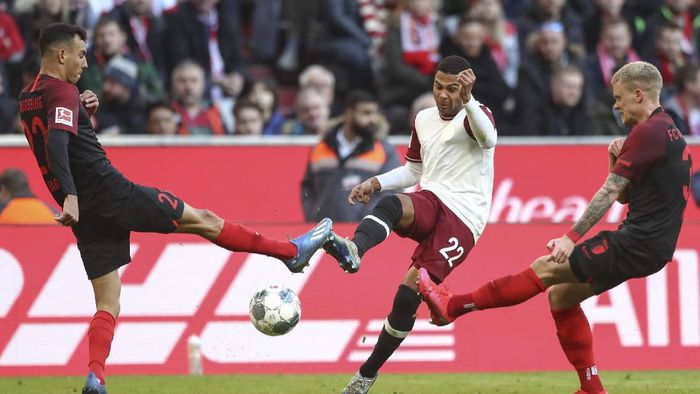 Bayern vs Augsburg Bayerns Serge Gnabry, center, is challenged by Augsburgs Iago, left, and Philipp Max during the German Bundesliga soccer match between FC Bayern Munich and FC Augsburg in Munich, Germany, Sunday, March 8, 2020. (AP Photo/Matthias Schrader)