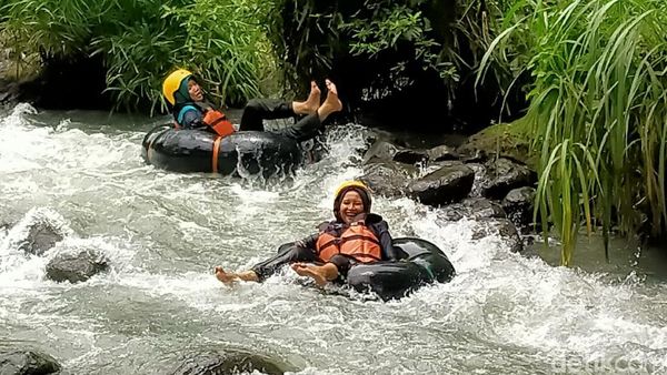Potret River Tubing di Kali Pusur Klaten