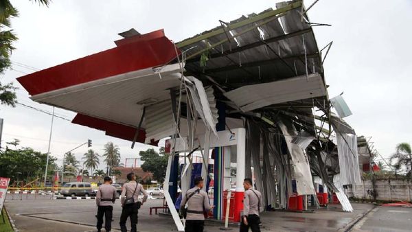 Diterjang Angin Kencang, SPBU Ini Hancur Berantakan