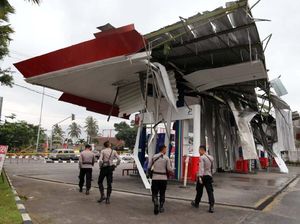 Diterjang Angin Kencang, SPBU Ini Hancur Berantakan Diterjang Angin Kencang, SPBU Ini Hancur Berantakan