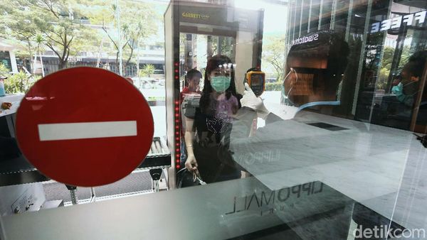 Cegah Virus Corona, Pengunjung Mal di Cek Suhu Tubuh