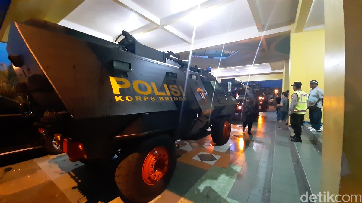 Keluar Stadion, Skuat Persib Diangkut Rantis (Muhammad Aminudin/detikSport)