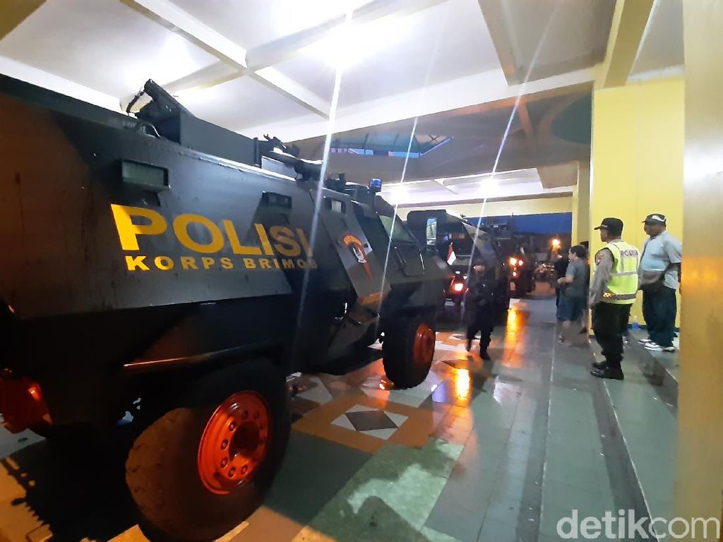 Keluar Stadion, Skuat Persib Diangkut Rantis Keluar Stadion, Skuat Persib Diangkut Rantis