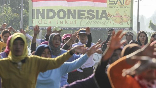 Senam Warga di Perumahan Pasien Positif Corona