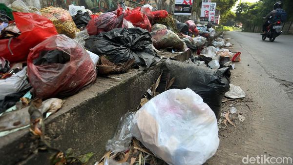 Keterlaluan, Warga Masih Buang Sampah di Jalan Cikunir Bekasi
