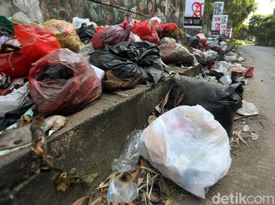Keterlaluan, Warga Masih Buang Sampah di Jalan Cikunir Bekasi