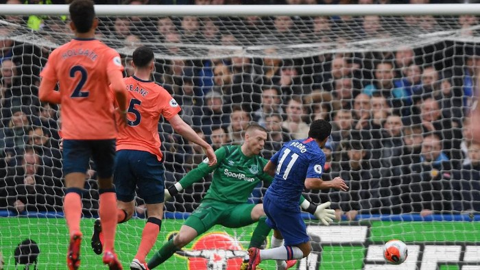 LONDON, ENGLAND - MARCH 08: Pedro of Chelsea celebrates after scoring his teams second goal during the Premier League match between Chelsea FC and Everton FC at Stamford Bridge on March 08, 2020 in London, United Kingdom. (Photo by Shaun Botterill/Getty Images)