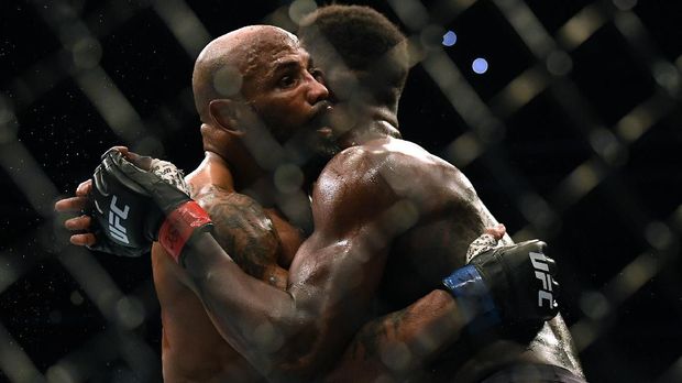 Israel Adesanya dan Yoel Romero terlibat dalam pertarungan kontroversial.