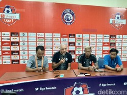 Arema FC Dikalahkan Persib, Pelatih Minta Maaf