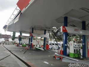 Diterjang Angin Kencang, SPBU Ambarawa Porak Poranda